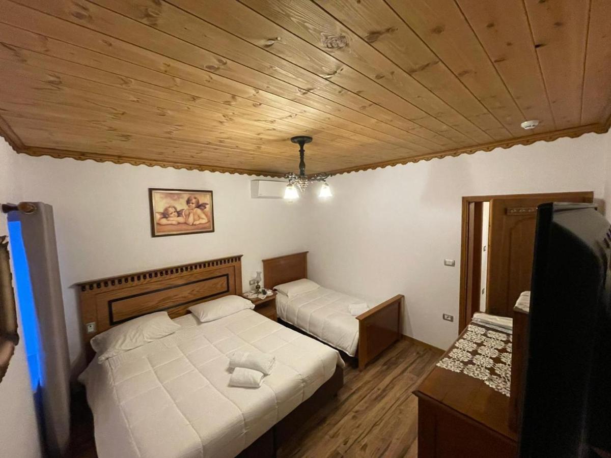 Boutique Hotel Praga Gjirokastër Rum bild