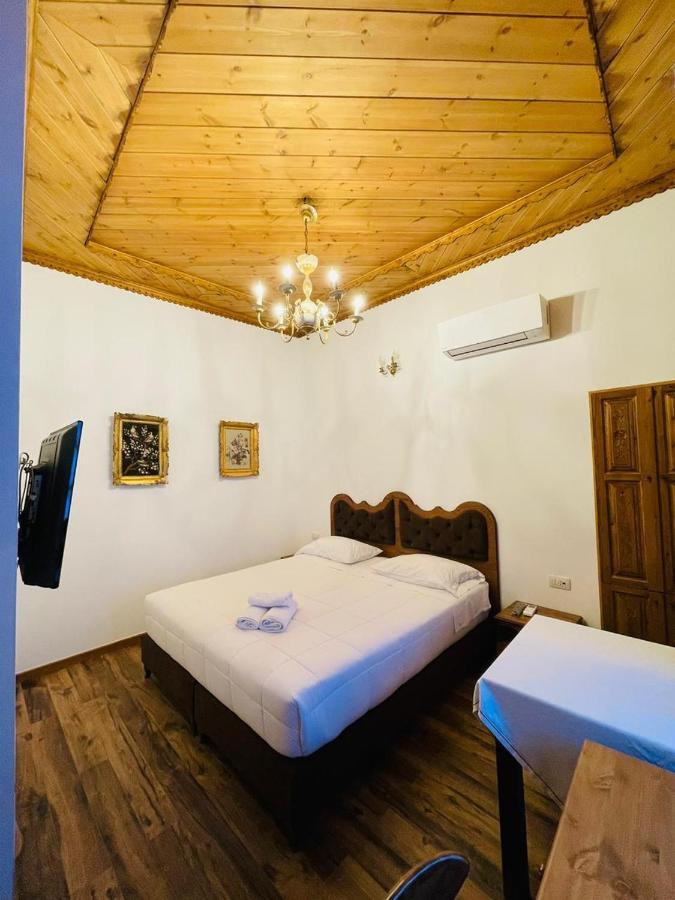 Boutique Hotel Praga Gjirokastër Rum bild