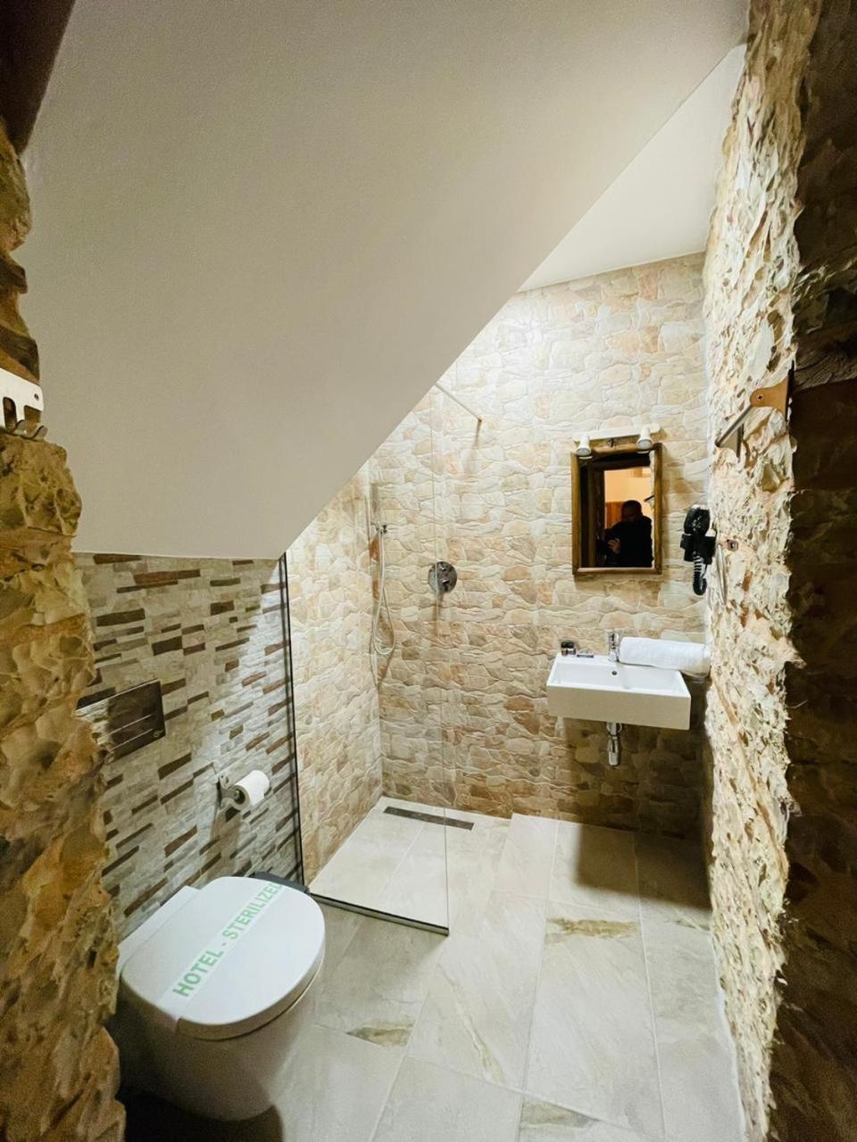 Boutique Hotel Praga Gjirokastër Rum bild