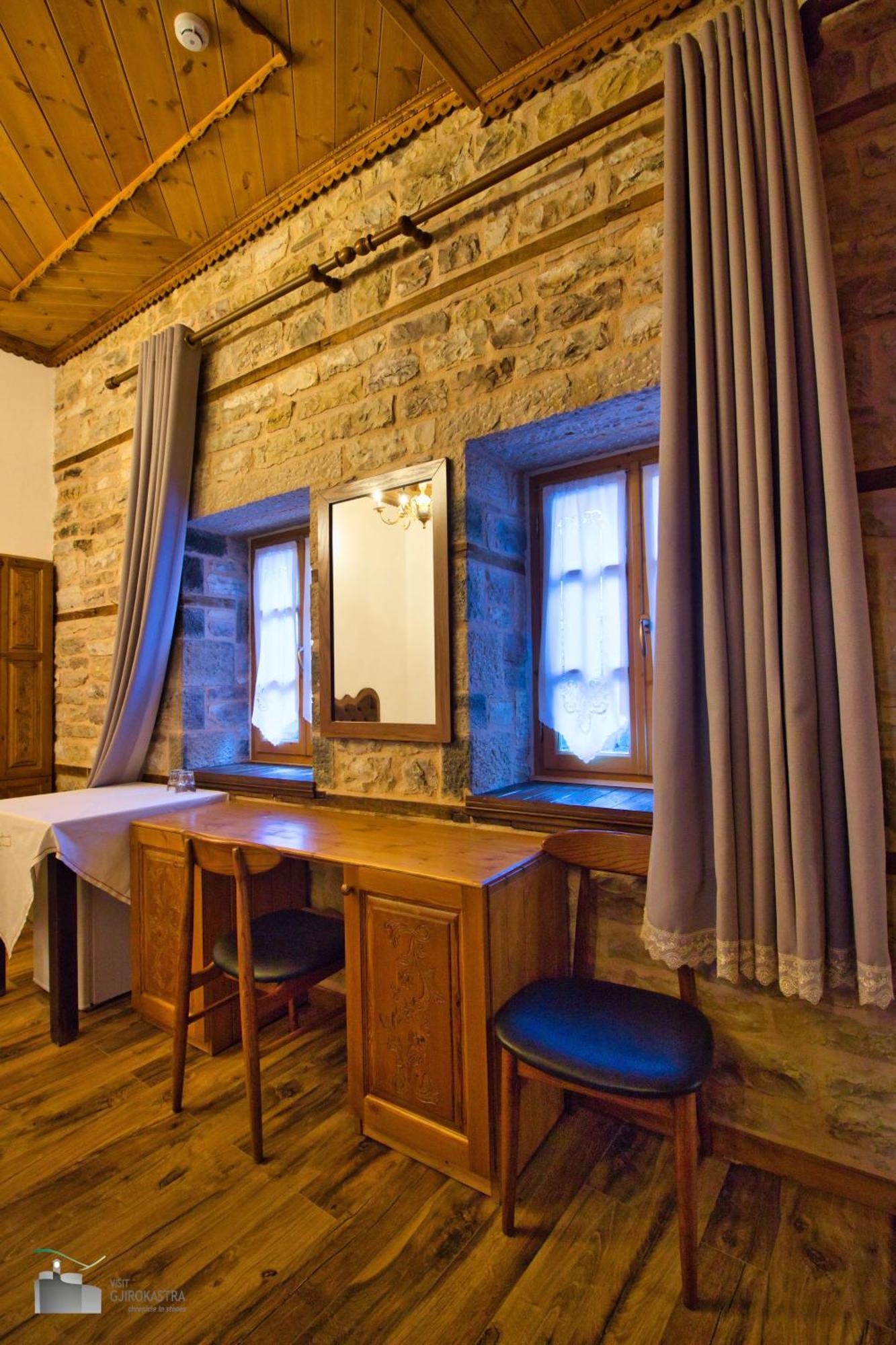 Boutique Hotel Praga Gjirokastër Rum bild